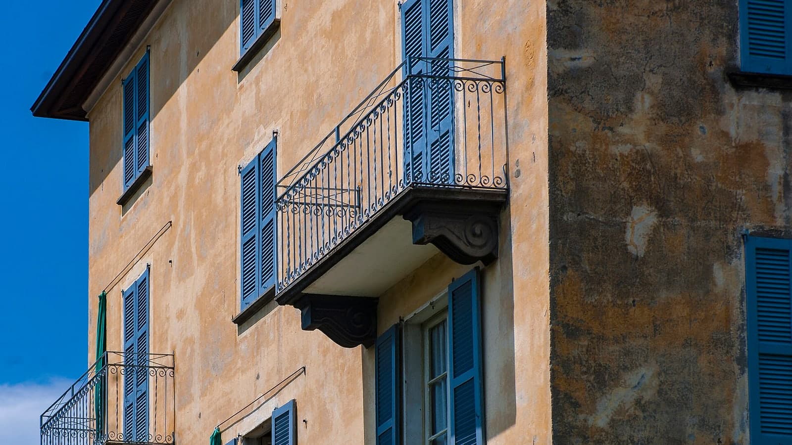 Wiki File:Apartment house building facade, Esino Lario Daniel Case Wikimedia Commons — contextual file photograph